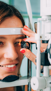 Óptico realizando examen ocular en Opticalia Torredonjimeno