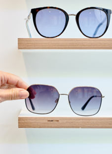 Exposición de gafas de sol en Opticalia Torredonjimeno