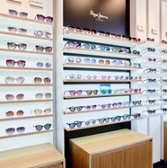 Exposición de gafas de sol en Opticalia Torredonjimeno
